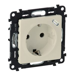 Контакт ШУКО 2P+E 16A + USB тип C 1.5A 7.5W цвят Крем Valena Life Legrand