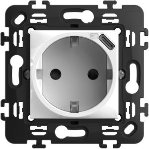 Контакт ШУКО 2P+E 16A + USB тип C 1.5A 7.5W 2 мод. цвят Бял Classia Bticino